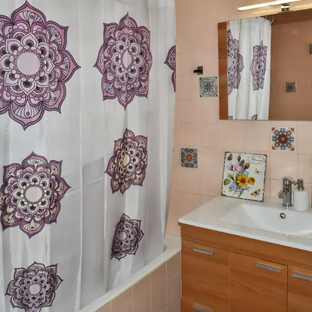 Charming House In With Enclosed Garden Holiday home *