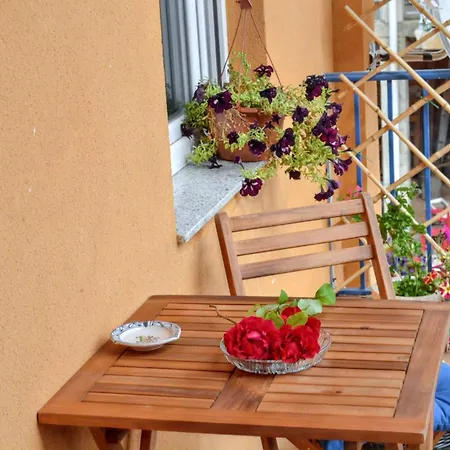 Charming House In With Enclosed Garden Holiday home *