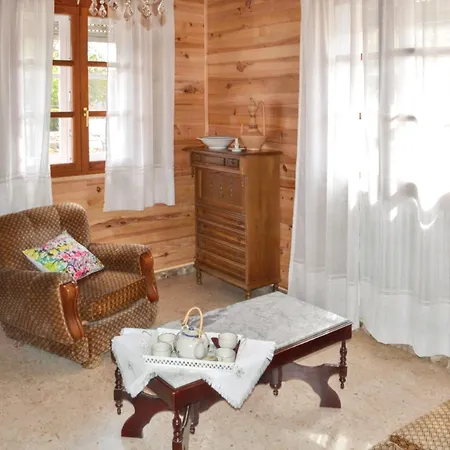 Charming House In With Enclosed Garden Holiday home *