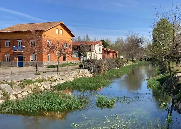 Charming House In With Enclosed Garden 度假居
