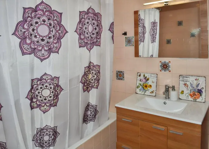 Charming House In With Enclosed Garden 度假居 *