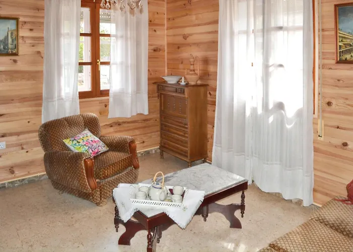 Charming House In With Enclosed Garden