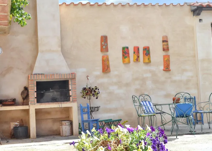 Charming House In With Enclosed Garden 度假居 *